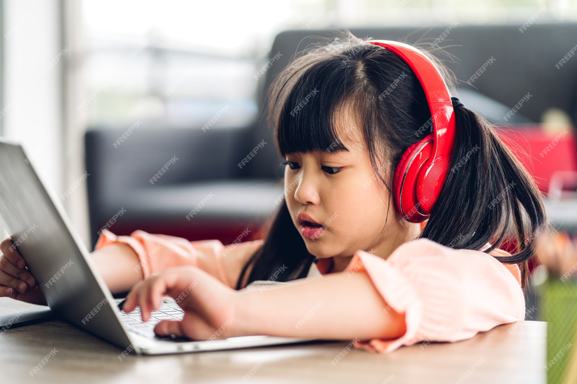 Futuro programador de sucesso. Dia do conhecimento. criança aprendendo  lição privada. blogues infantis. menina sorridente feliz com laptop.  Comecem. criança jogando jogo de computador. de volta à escola. educação  online fotos, imagens