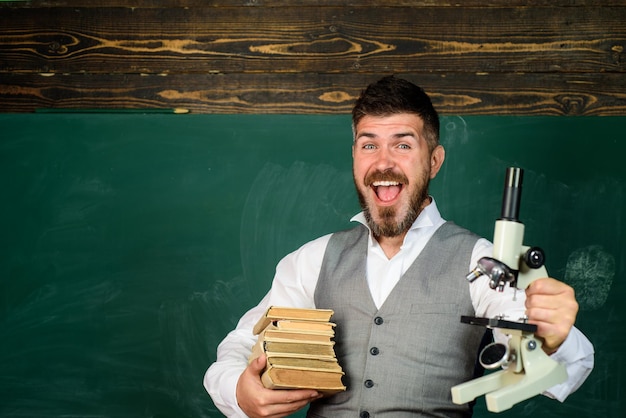 Escola de educação de haste ensinando biologia ou professor positivo de ciência química com livros