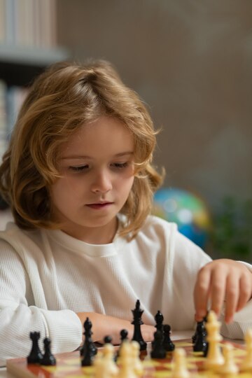 Criança Jogar Xadrez Na Sala De Aula Na Escola. Criança Inteligente  Pensando Em Xadrez. Retrato De Criança Inteligente Com Tabuleiro De Xadrez.  Menino Jogar Xadrez. Foto Royalty Free, Gravuras, Imagens e Banco