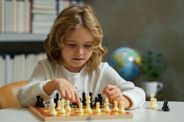 Escola de xadrez Xadrez infantil concentrado Criança jogando jogo de tabuleiro na sala de aula