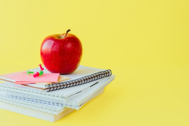 Foto escola e material de escritório na mesa da sala de aula em amarelo