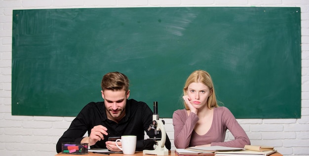 Escola moderna Dia do conhecimento De volta à escola Casal de homem e mulher na sala de aula Vida do aluno Lição e quadro-negro Dia do professor Ensino em casa Graduados