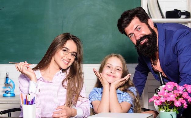 Escola onde o amor é demonstrado diariamente Família feliz de volta à escola Criança apaixonada pelo aprendizado Cultivando o amor pelo aprendizado Amor familiar e cuidado que toda criança precisa