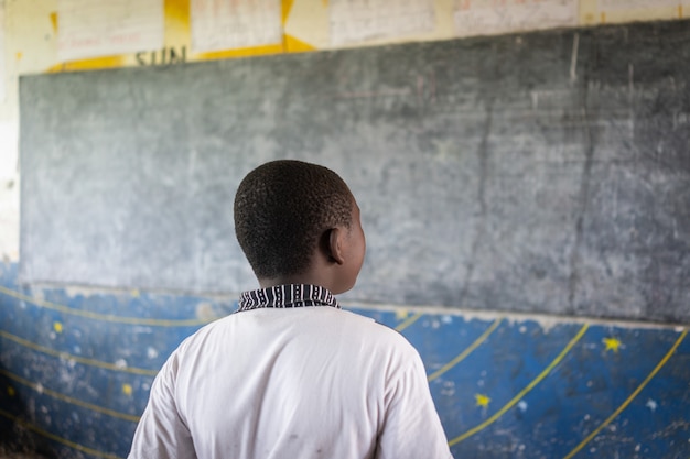 Escola pobre autêntica com bons meninos dentro