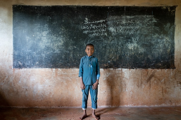 Foto escola pobre autêntica com bons meninos dentro