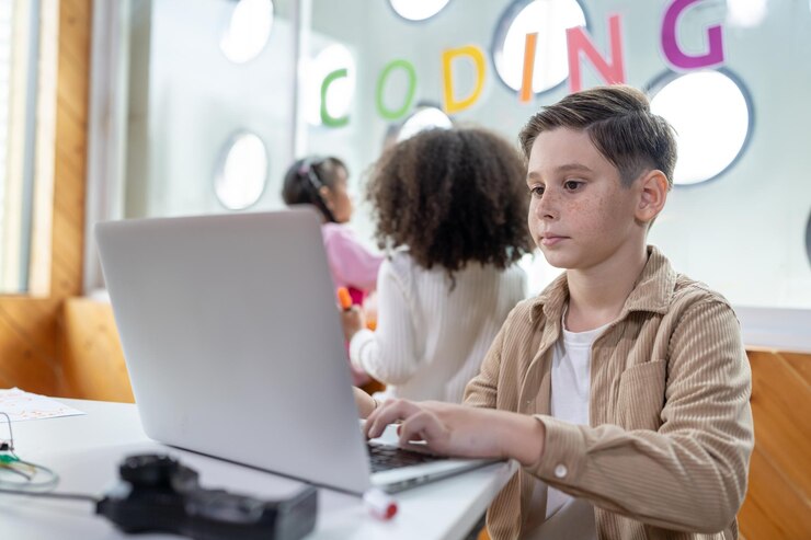 Foto el escolar en el aula sentado y aprender ingeniería con erudición portátil