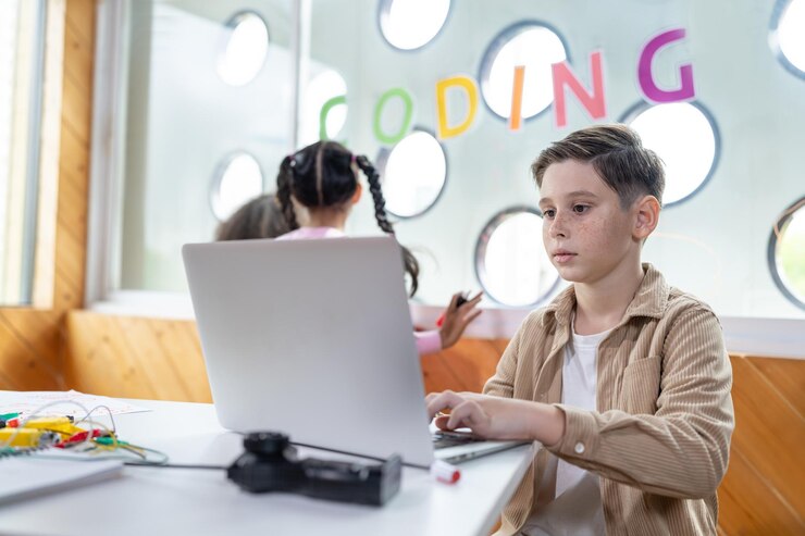 Foto el escolar en el aula sentado y aprender ingeniería con erudición portátil