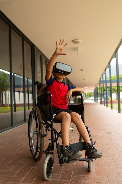 Foto un escolar discapacitado usando auriculares de realidad virtual en el pasillo