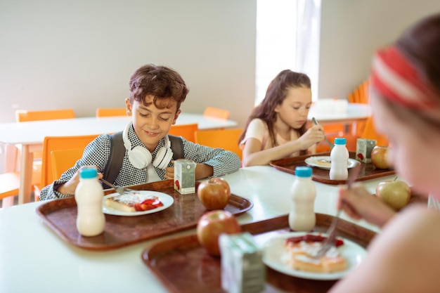 Escolares almorzando juntos en la cantina