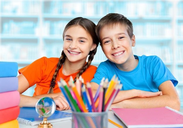 Foto escolares amistosos en la escuela en el fondo