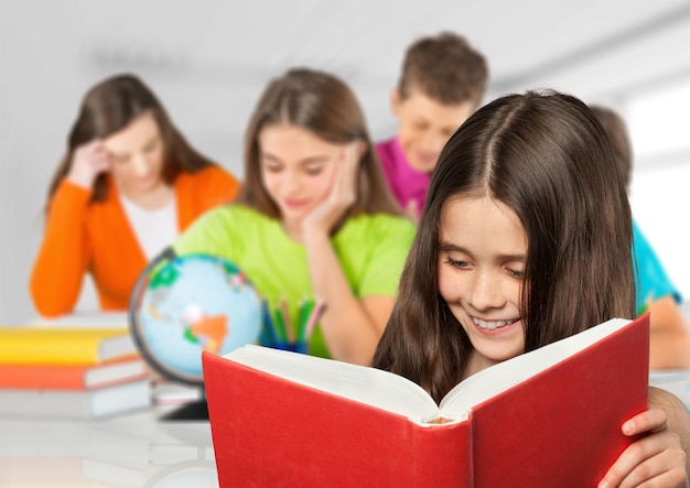 Escolares amistosos con libros en clase.