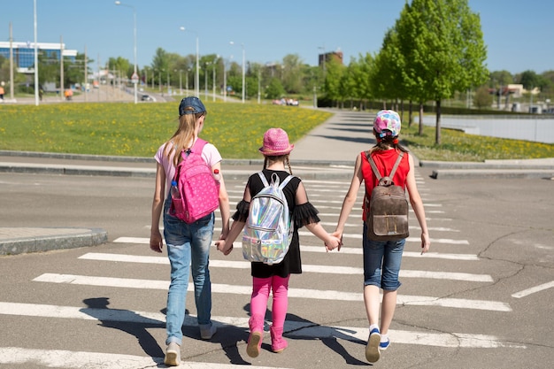 Los escolares cruzando la calle camino a la escuela