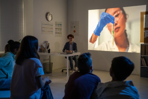 Escolares jóvenes viendo un video sobre un experimento científico