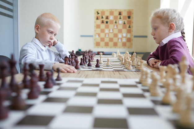 Escolares jugando al ajedrez