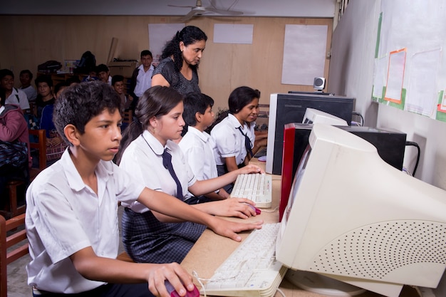 Escolares peruanos sudamericanos posando solos y con sus maestros realizando tareas