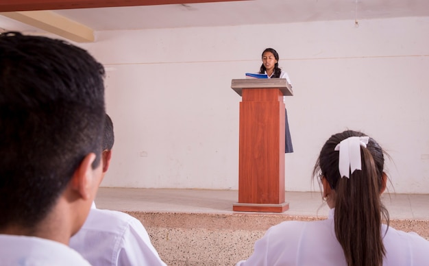 Escolares peruanos sudamericanos posando solos y con sus maestros realizando tareas