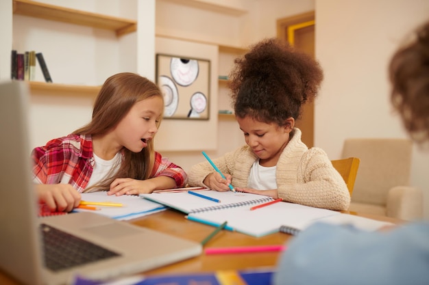 Los escolares preparan lecciones juntos y discuten las tareas.