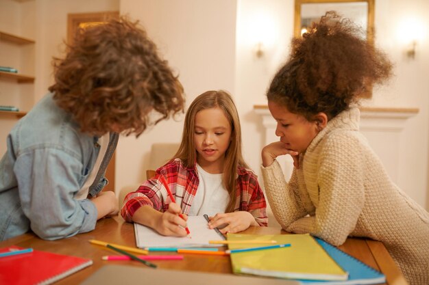 Los escolares preparan lecciones juntos y discuten las tareas.