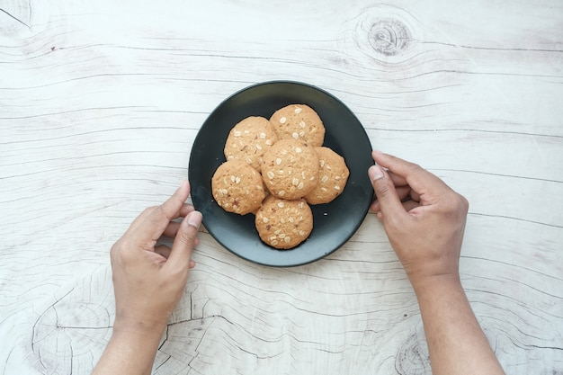 Escolha biscoitos de refeição completa em uma superfície de madeira