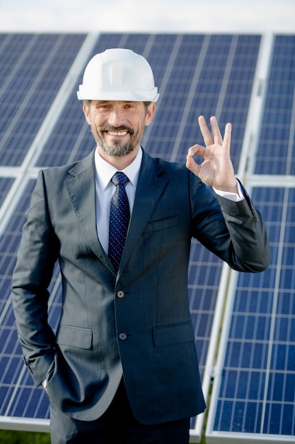 Escolha da energia do painel solar do homem de negócios.