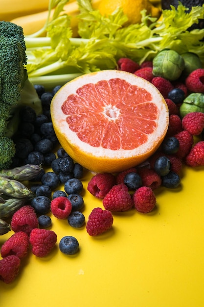 Escolha de alimentos saudáveis para o conceito de vida do coração em um fundo colorido com vista superior do espaço para cópia Alimentos, incluindo vegetais, frutas, alimentação saudável