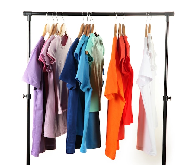 Escolha de roupas de diferentes cores em ganchos de madeira isolados em branco