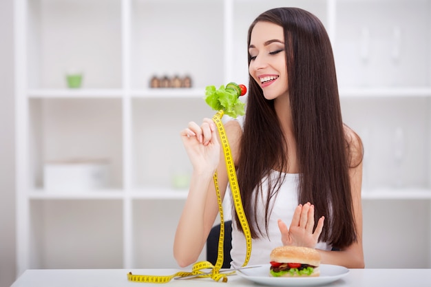 Escolha entre junk food e dieta saudável