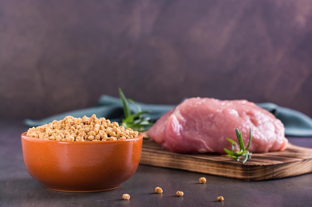 Escolha entre uma tigela de carne de soja e carne crua na mesa