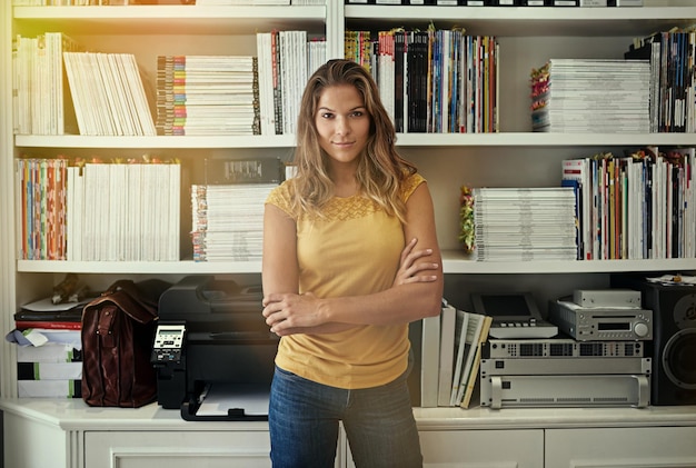 Escolha o estilo de vida que você deseja Retrato de uma mulher em frente a estantes em seu escritório em casa