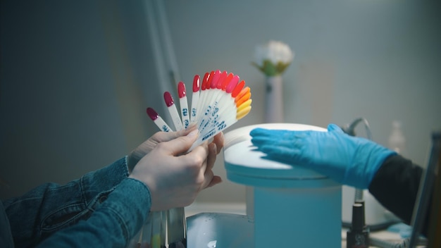 Escolhendo a cor do esmalte nas amostras