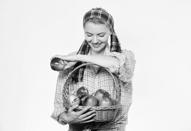 Foto escolhendo os melhores dentes saudáveis vegetarianos orgânicos mulher feliz comendo garota de jardineiro de pomar de maçã com cesta de maçã colheita de primavera vitamina de frutas de verão e comida de dieta escolhendo as melhores maçãs