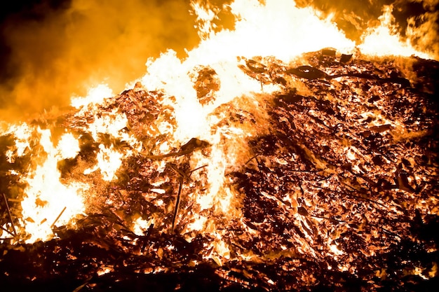 los escombros ardiendo en una gran hoguera