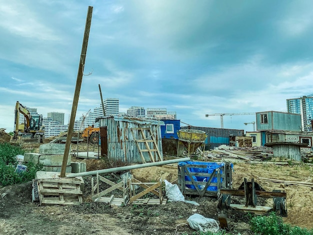 Los escombros de la construcción se encuentran cerca de las casas en construcción a partir de la construcción de bloques de hormigón