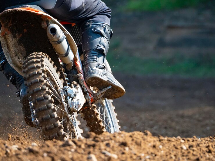 Foto escombros en el suelo en una pista de motocross