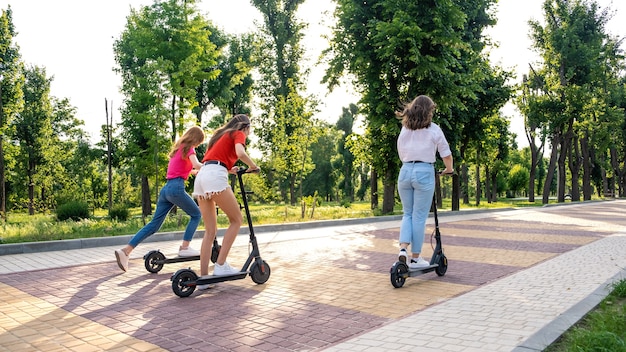 Escooter scooter elétrico urbano ecológico transporte urbano energia alternativa estilo de vida alternativo