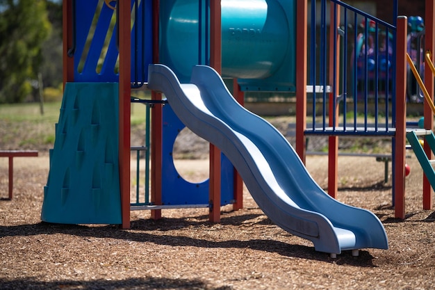 escorregadores e balanços em um playground em um parque na Austrália na primavera