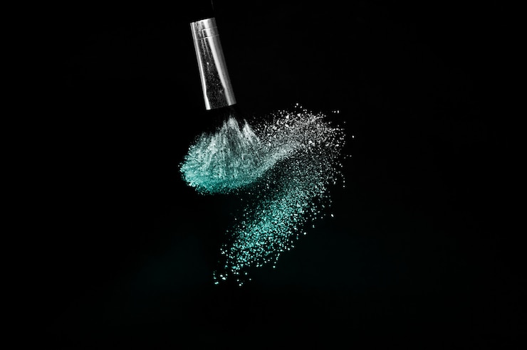 Foto escova cosmética com espalhamento de pó cosmético deep ocean
