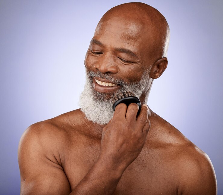 Foto escova de beleza e aliciamento com homem negro e barba para estilo de cuidado de cabelo ou barbeiro higiene de autocuidado e crescimento com rosto de velho para produto natural e fundo roxo de íon de luxo no estúdio