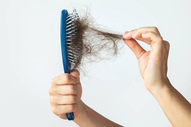 Foto escova de cabelo com muitos cabelos femininos