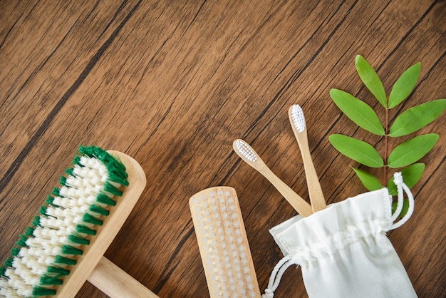 Foto escova de chão, escova de bambu e saco de pano de algodão eco