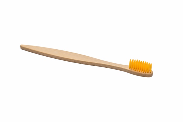 Escova de dente de bambu isolada em uma superfície branca