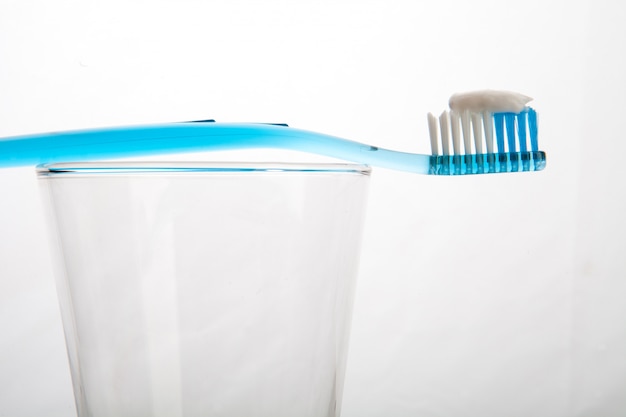 Escova de dentes colorida para o conceito de atendimento odontológico