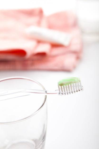 Foto escova de dentes colorida para o conceito de atendimento odontológico