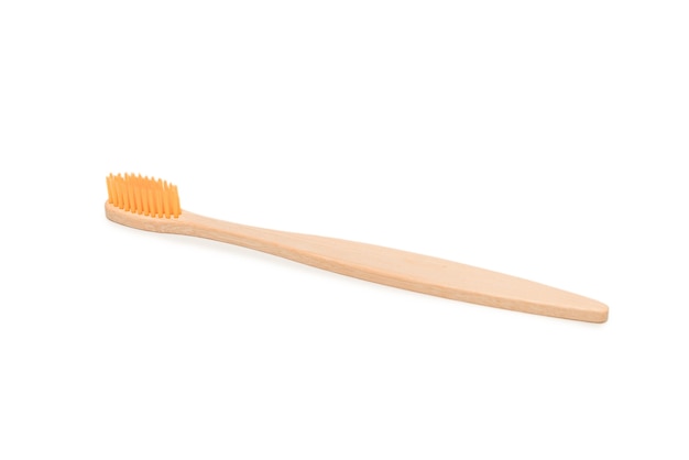 Escova de dentes de bambu isolada em uma superfície branca. Vista do topo.
