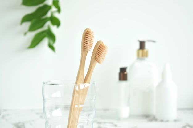 Escova de dentes de bambu, sabão e folhas verdes Produtos biodegradáveis para cuidados pessoais