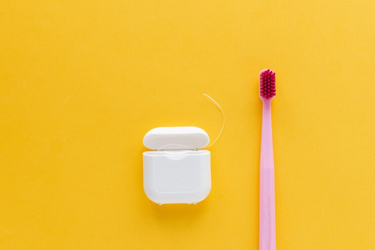Escova de dentes de higiene dental plana leigos, vista superior, copyspace, amarelo