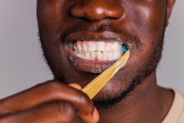 Foto escova de dentes de homem de áfrica em fundo cinza isolar