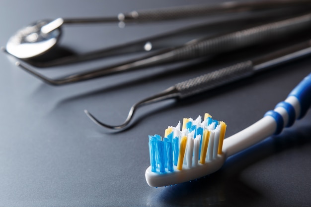 Escova de dentes e equipamentos odontológicos