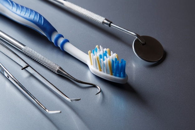 Foto escova de dentes e equipamentos odontológicos