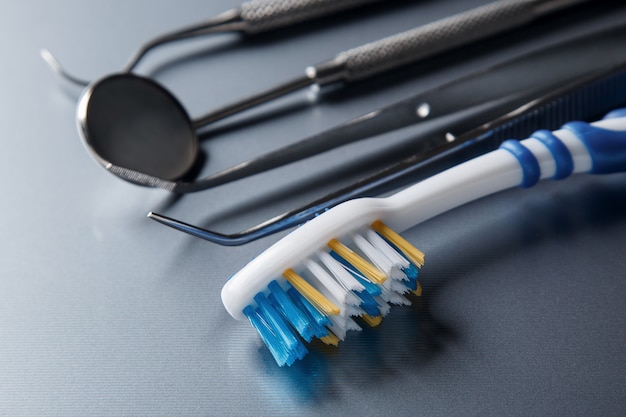 Escova de dentes e equipamentos odontológicos